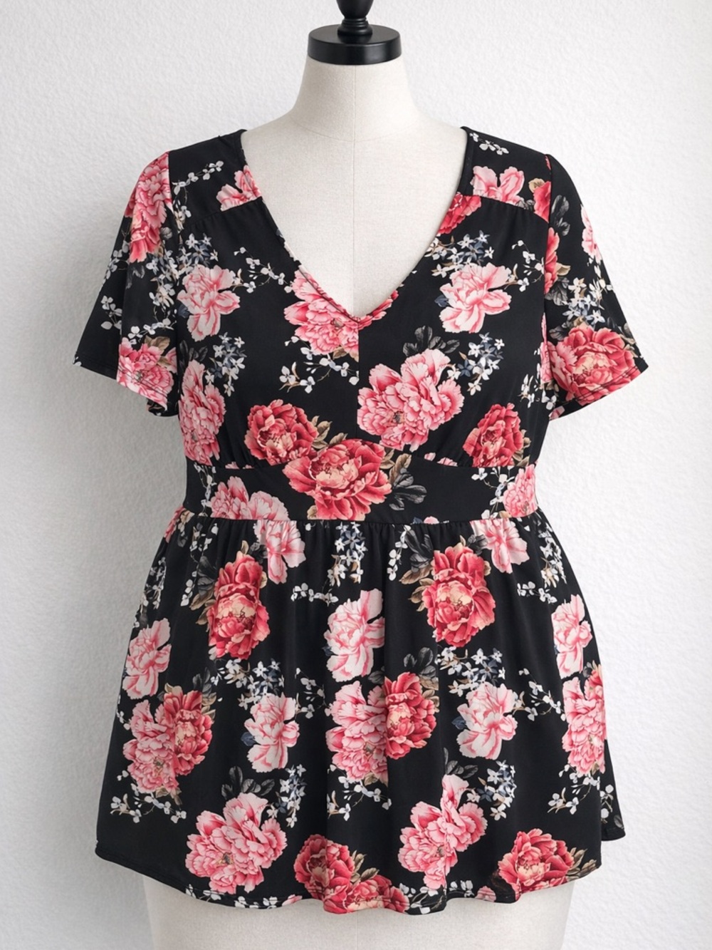 Torrid Black Floral Pink Rose Print V Neck Top Size 1x‎